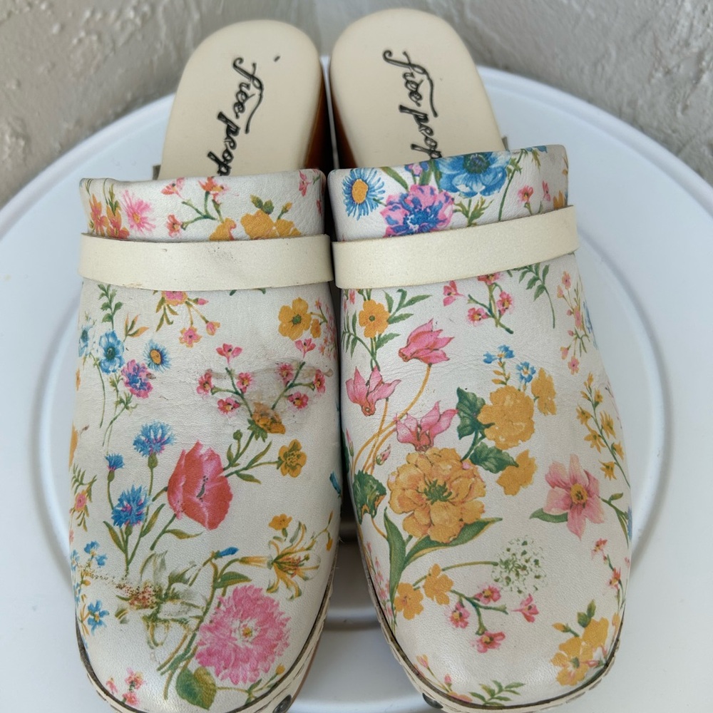 Free People "Calabasas" clogs in ivory floral print. Size Eu 38 US 7.5